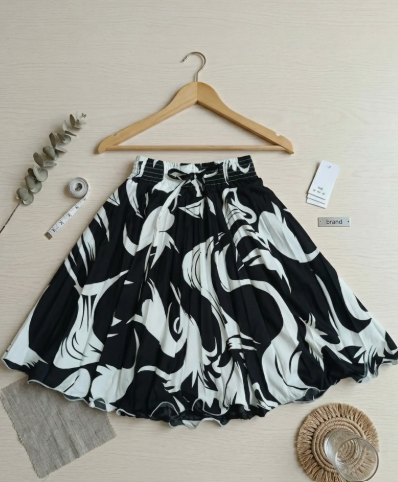 Girls White Printed Skirt