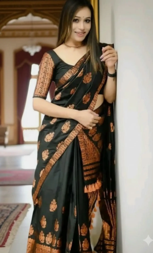 Women Silk Blend Saree with Woven Detail